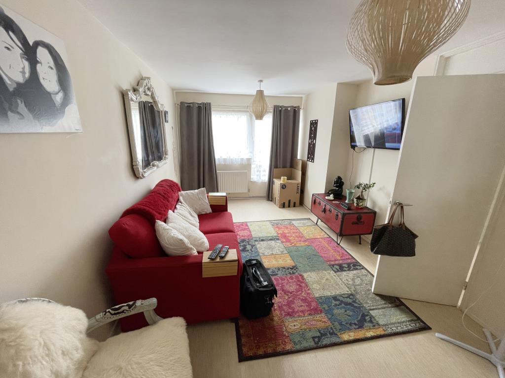 Lot: 124 - FLAT FOR INVESTMENT OR OCCUPATION - Inside image of living room from storage end
